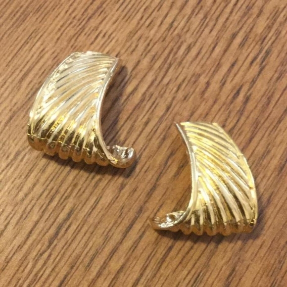 Caralina made in USA clip earrings - Picture 1 of 3